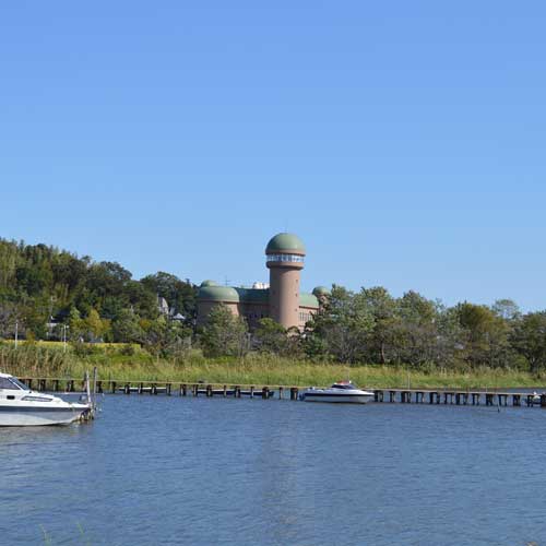 手賀沼親水広場・水の館がみえます